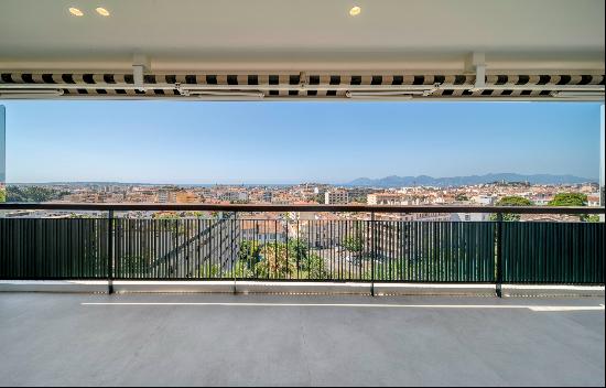 Sole agent: Renovated 3-room penthouse with sea view in Cannes Montfleury.