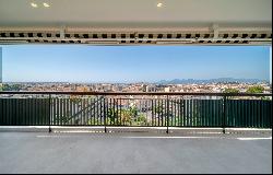 Sole agent: Renovated 3-room penthouse with sea view in Cannes Montfleury.