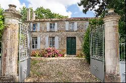 BEAUTIFUL MANOR HOUSE WITH 2 COTTAGES 15 MINUTES FROM SAINTES