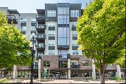 Bright And Modern Condo In A Secured Building In The Heart Of Vibrant Downtown!