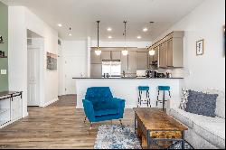 Bright And Modern Condo In A Secured Building In The Heart Of Vibrant Downtown!