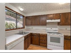 25 NW Mountain View Dr, Roseburg OR 97471