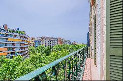 Architectural Jewel in Gran Via: Refurbished Flat