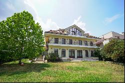 The Villa in the Reflection of Mogo?oaia Palace