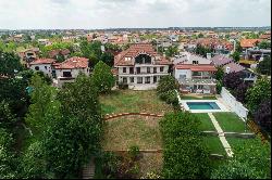 The Villa in the Reflection of Mogooaia Palace