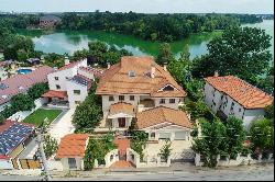 The Villa in the Reflection of Mogo?oaia Palace