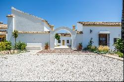 Cortijo Los Ojuelos, renovated in 2022, with a pool and event area.