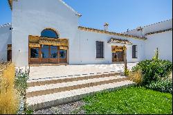 Cortijo Los Ojuelos, renovated in 2022, with a pool and event area.