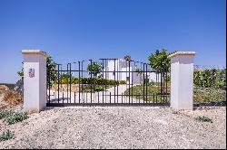 Cortijo Los Ojuelos, renovated in 2022, with a pool and event area.