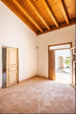 Cortijo Los Ojuelos, renovated in 2022, with a pool and event area.