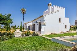 Cortijo Los Ojuelos, renovated in 2022, with a pool and event area.