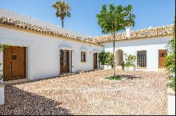 Cortijo Los Ojuelos, renovated in 2022, with a pool and event area.