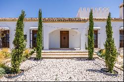 Cortijo Los Ojuelos, renovated in 2022, with a pool and event area.