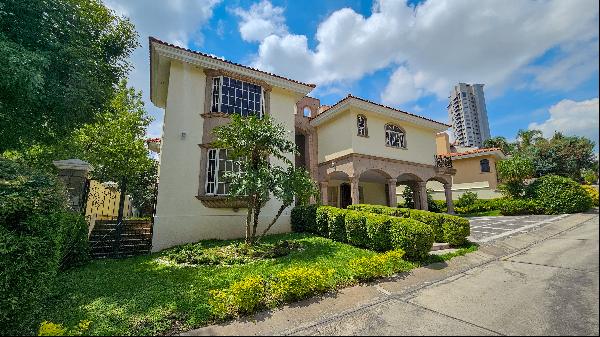 Residencia Sendero de las Jacarandas, Puerta de Hierro, Zapopan