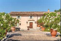 Exceptional property in Bonnieux, comprising two farmhouses with stunning views