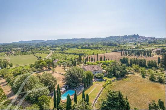 Exceptional property in Bonnieux, comprising two farmhouses with stunning views