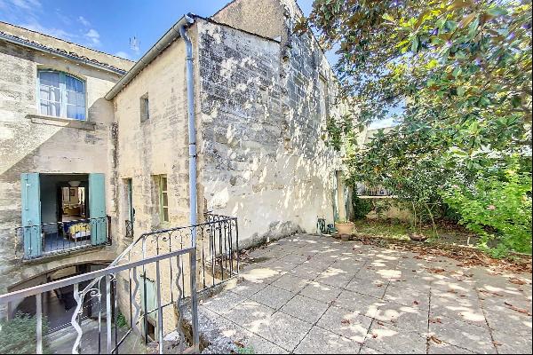 Uzès, coeur de ville, maison bourgeoise avec jardin, patio et dépendances