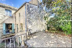 Uzès, coeur de ville, maison bourgeoise avec jardin, patio et dépendances