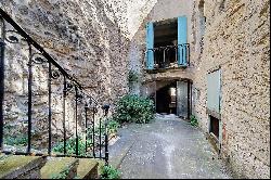 Uzès, coeur de ville, maison bourgeoise avec jardin, patio et dépendances