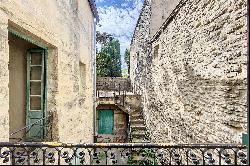 Uzès, coeur de ville, maison bourgeoise avec jardin, patio et dépendances