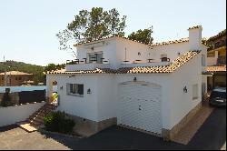 10 km from Sitges, surrounded by nature, comfort and spectacular views.