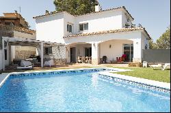 10 km from Sitges, surrounded by nature, comfort and spectacular views.