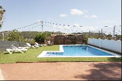 10 km from Sitges, surrounded by nature, comfort and spectacular views.