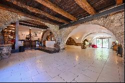 Authentic 13th-century stone farmhouse set in 55 hectares, including 15 hectares of vines