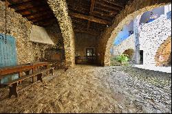 Authentic 13th-century stone farmhouse set in 55 hectares, including 15 hectares of vines