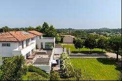 ARBONNE, VAST CONTEMPORARY HOUSE WITH A PANORAMIC VIEW OF THE MOUNTAINS