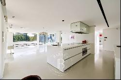 ARBONNE, VAST CONTEMPORARY HOUSE WITH A PANORAMIC VIEW OF THE MOUNTAINS