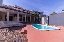 Residence with Unique Architecture in the Boqueron 1 Neighborhood.