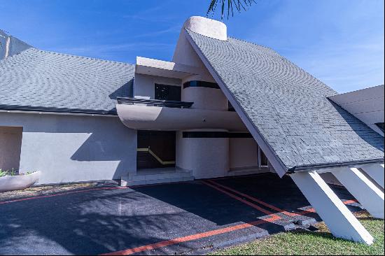 Residence with Unique Architecture in the Boqueron 1 Neighborhood.