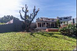 Residence with Unique Architecture in the Boquerón 1 Neighborhood.