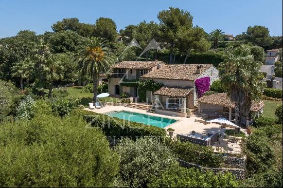 Close to Saint-Paul-de-Vence - Family property in private domain