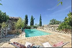 Exclusive contract - Charming and bright townhouse with gardens, pool and view