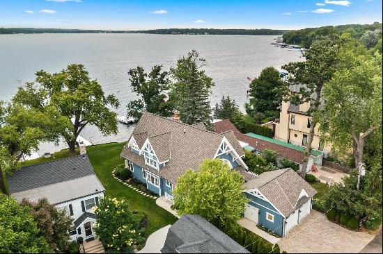 Beautiful Martha Vineyard's-style home