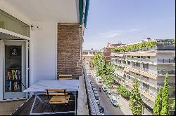 Exclusive bright apartment with terrace and parking in Turó Park