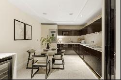 Spacious and impeccably finished apartment in Belgravia.