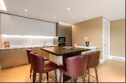 Beautifully finished 2 bedroom apartment in Holland Park.