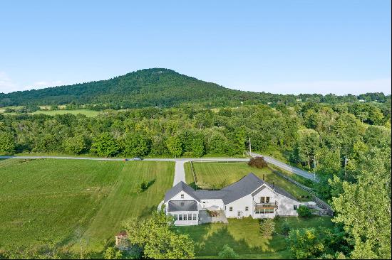 Views of Mt Philo, 15 min to Lake Champlain