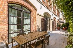 Renovated mansion with terrace in a private street.