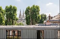 Renovated mansion with terrace in a private street.