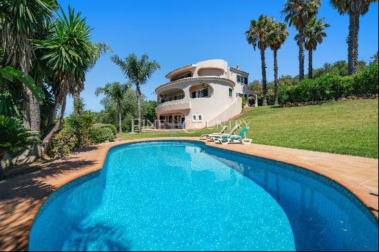 Spacious 5-bedroom Villa with pool and panoramic sea views in Boliqueime