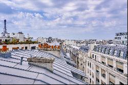 Paris 16th District - A renovated pied a terre with terraces