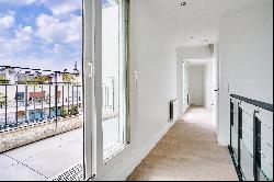 Paris 16th District - A renovated pied a terre with terraces