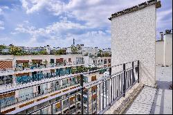 Paris 16th District - A renovated pied a terre with terraces