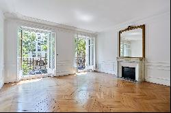 Paris 17th District - An elegant 3-bed apartment