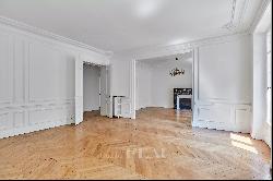 Paris 17th District - An elegant 3-bed apartment