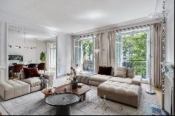 Paris 17th District - An elegant 3-bed apartment